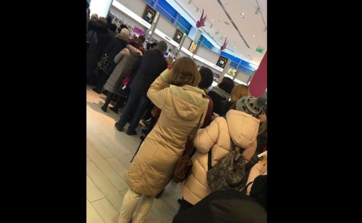 «Граждане, вы меня сейчас убьете»: Женщины устроили давку из-за бесплатной помады