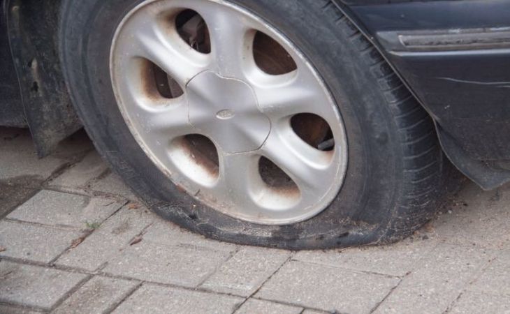 Парень в Осиповичах порезал шины 14 автомобилей