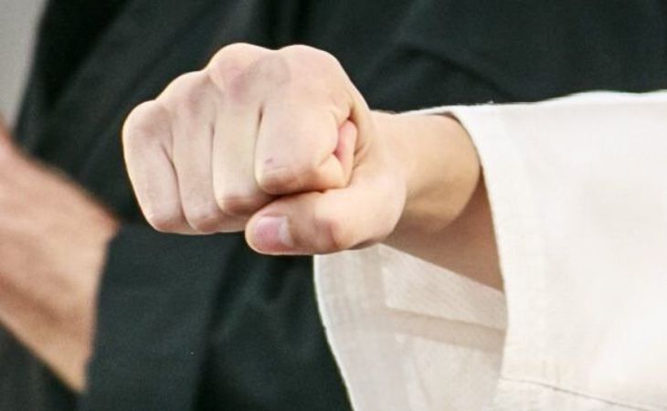 В Вилейке мужчина избил девушку-бармена закусочной