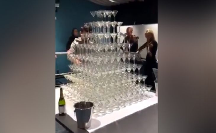 На корпоративе «Сбербанка» бармен «эффектно» разбил пирамиду из бокалов