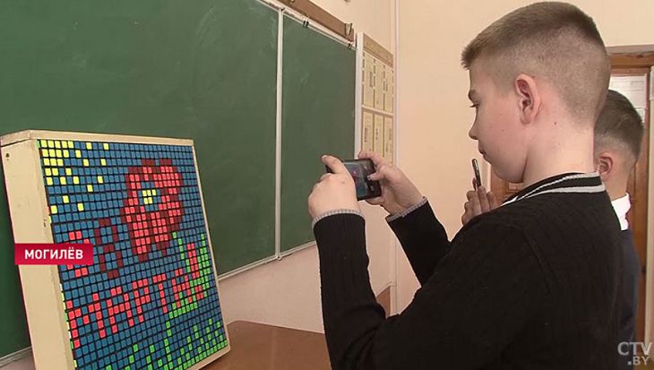 Школьники из Могилева собрали розу из кубиков Рубика к 8 марта