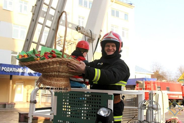 Цветы на каждый этаж роддома и водное шоу. Витебские спасатели поздравили будущих мам с 8 марта