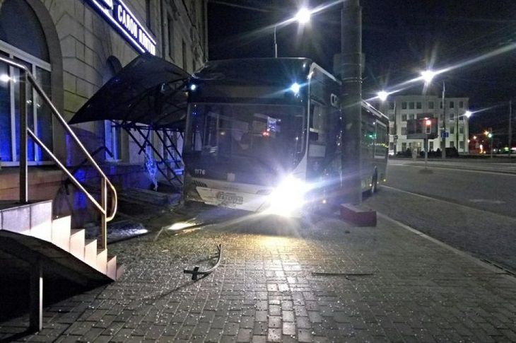 ДТП в Могилеве: электробус протаранил остановку 