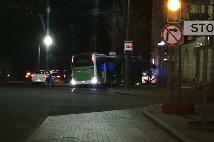 ДТП в Могилеве: электробус протаранил остановку 