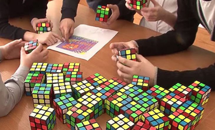 Школьники из Могилева собрали розу из кубиков Рубика к 8 марта