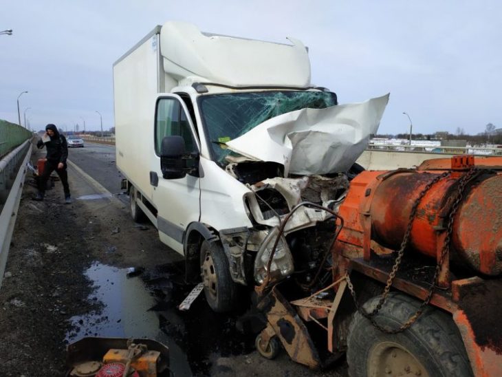 На могилевской трассе фургон врезался в ГАЗ и трактор