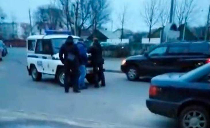«Пацаны перебухали». В Гомеле трое перекрыли дорогу милицейскому «бобику» — приехал ОМОН