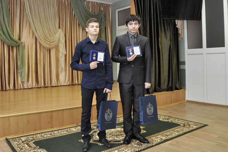 Глава МВД вручил награды школьникам, пострадавшим при нападении в Столбцах