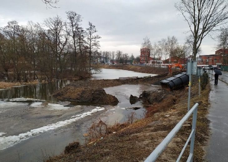 В Добруше размыло проспект: вызывали МЧС В Добруше размыло проспект: вызывали МЧС