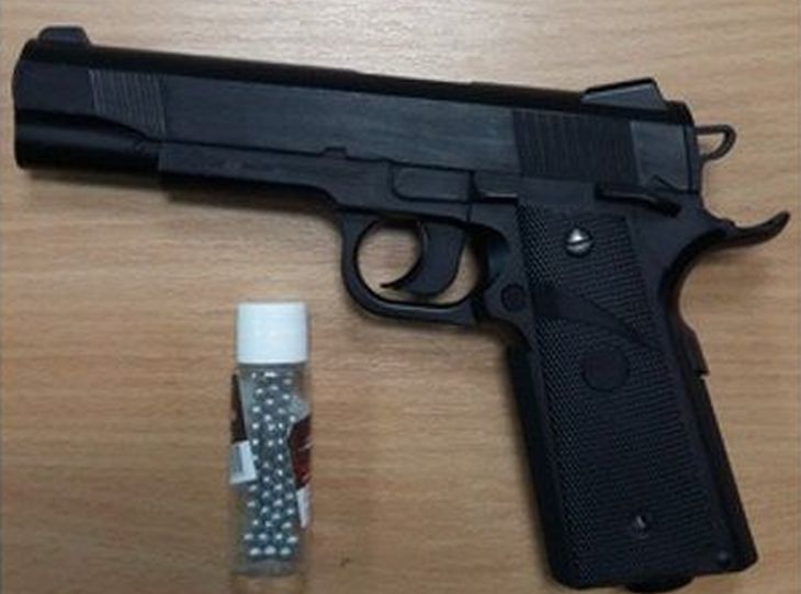 В Гомеле задержан парень за стрельбу из пневматического пистолета в стенах колледжа В Гомеле задержан парень за стрельбу из пневматического пистолета в стенах колледжа