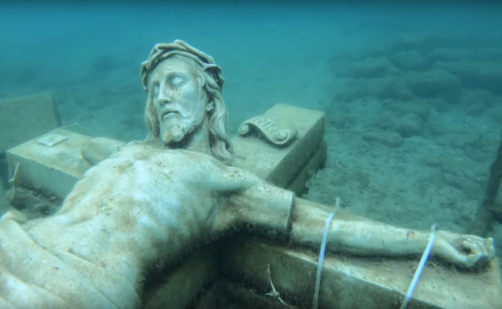 Подо льдом на озере Мичиган замечена статуя Христа