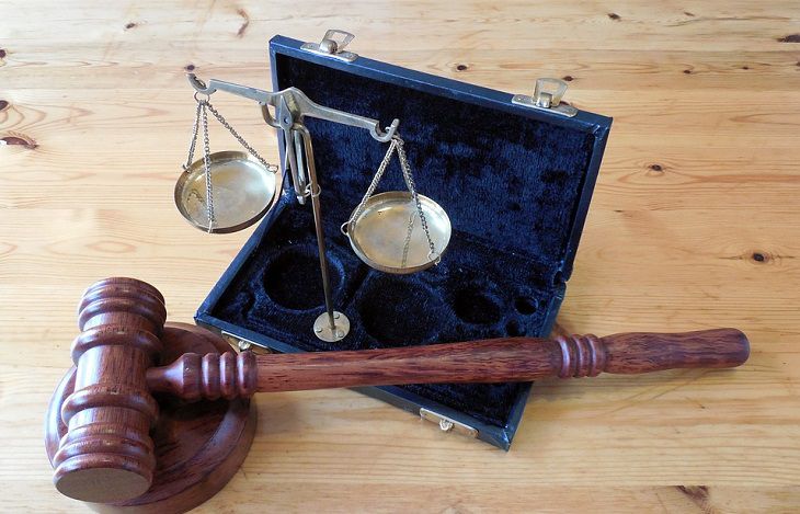 «Выглядит как мужчина». Суд не поверил жертве изнасилования 