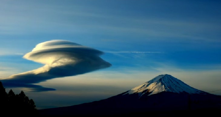 Над вулканом Фудзи в Японии появился огромный маскирующийся НЛО