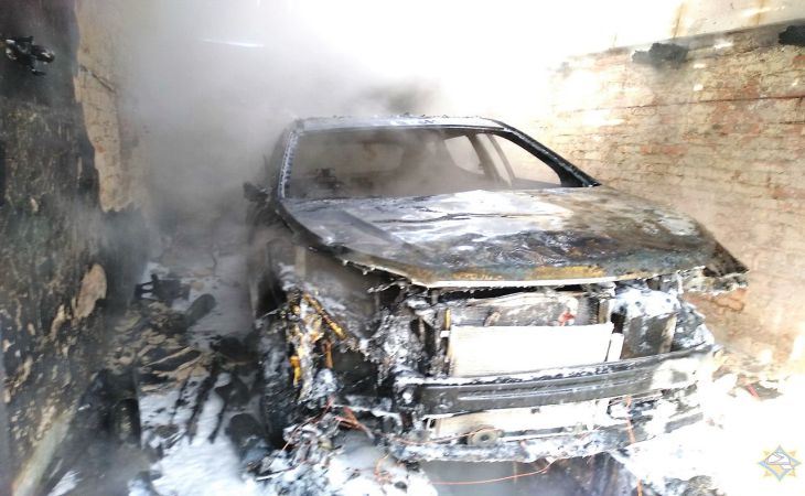 В Минске горел гаражный кооператив, огонь повредил два автомобиля