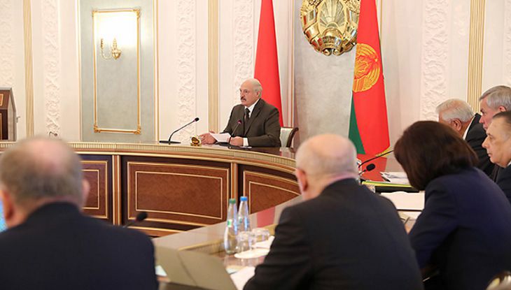 Лукашенко: надо научиться отвечать распространителям фейков их же оружием