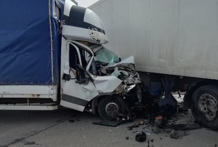 Чудом никто не пострадал. В Лиде столкнулись два грузовика
