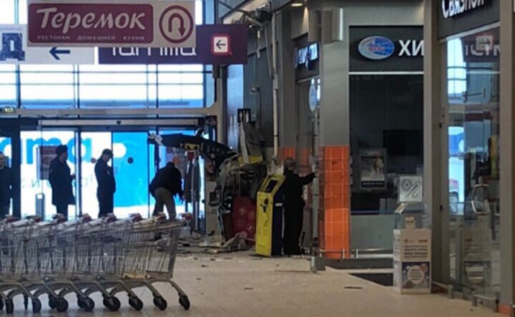 В Петербурге грабители взорвали банкомат, но не смогли украсть деньги В Петербурге грабители взорвали банкомат, но не смогли украсть деньги