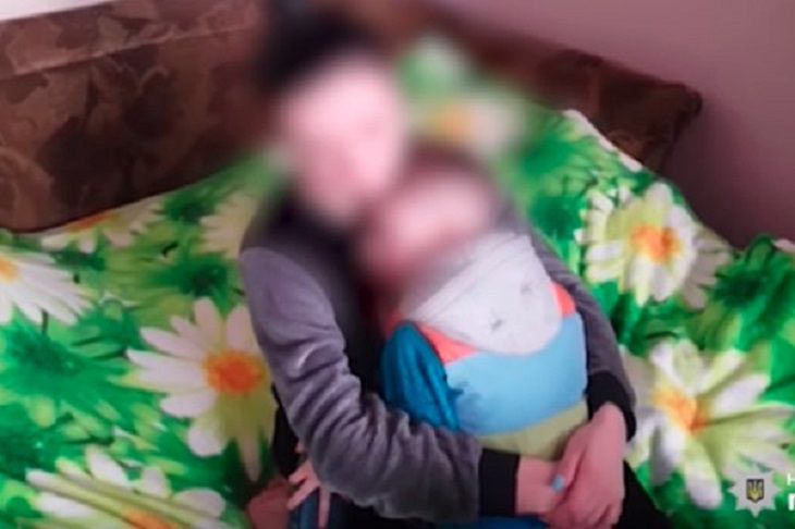 Мать насиловала 4-летнего сына на камеру: детали инцидента