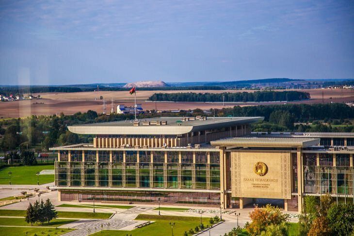 Лукашенко в День Конституции вручил паспорта юным гражданам Беларуси