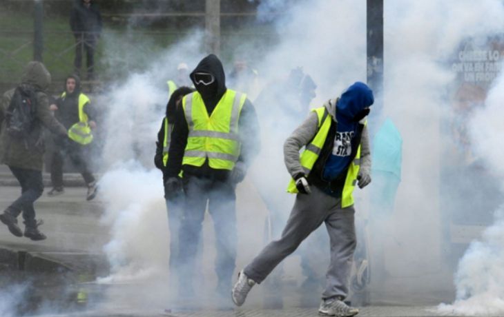 Протесты «желтых жилетов» в Париже: полиция применила слезоточивый газ и водометы