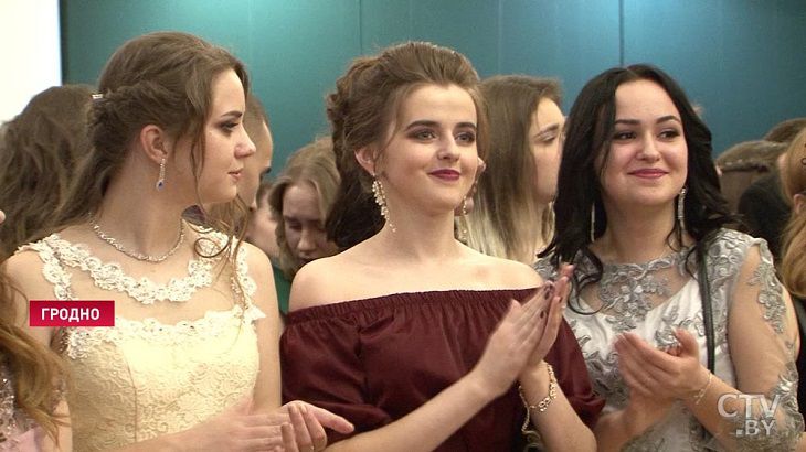 Торжественно и элегантно. В Гродно студентов пригласили на весенний бал в Новый замок