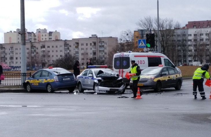 В Бресте столкнулись автомобиль ГАИ и такси В Бресте столкнулись автомобиль ГАИ и такси
