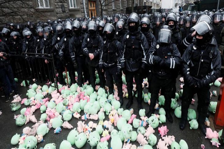 Протестующие в Киеве закидали полицейских плюшевыми свиньями