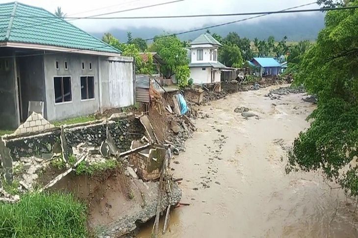 В Индонезии 63 человека погибли в результате наводнения