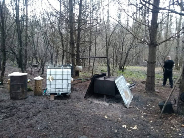 В Гродненской области в лесу обнаружен мини-завод по производству самогона