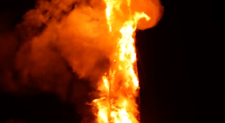 Искры поднялись почти на 100 метров. Как горел самый большой костер в мире 