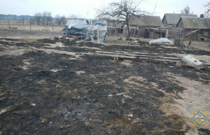 В Речицком районе женщина самостоятельно тушила сухую траву и погибла В Речицком районе женщина самостоятельно тушила сухую траву и погибла