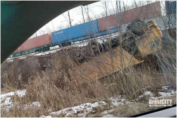 На объездной дороге Речица-ГОБК перевернулся самосвал На объездной дороге Речица-ГОБК перевернулся самосвал