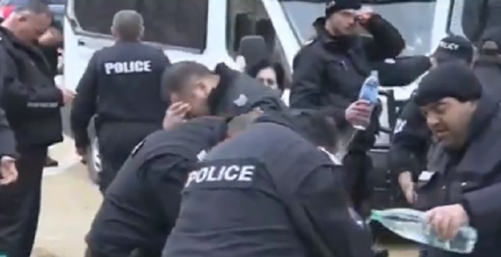 Полицейские на митинге атаковали газом самих себя Полицейские на митинге атаковали газом самих себя