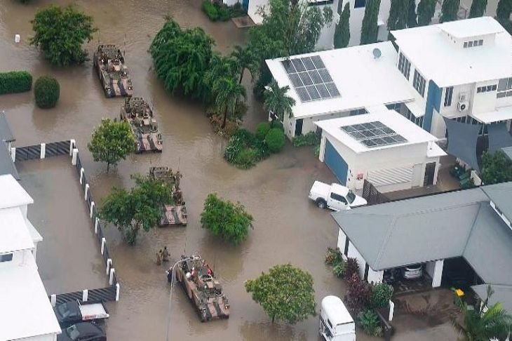 Наводнение в Австралии принесло к домам жителей крокодилов