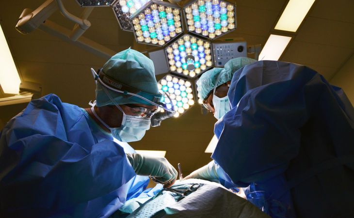В Китае хирург впервые провел операцию на мозге по телефону