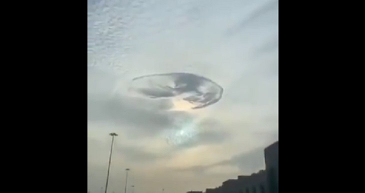 Загадочная дыра в небе испугала жителей ОАЭ