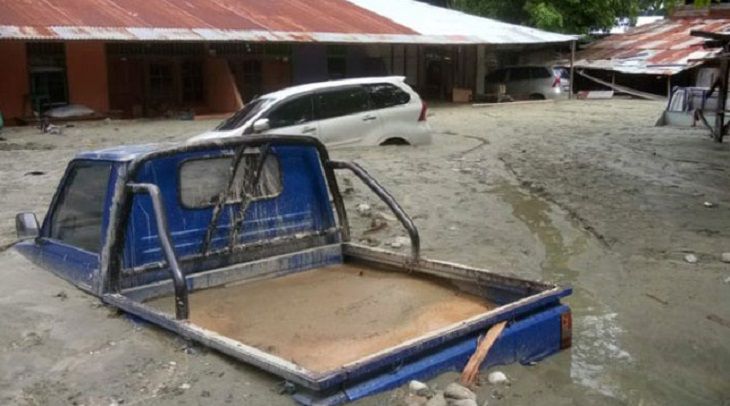 Наводнение в Индонезии унесло жизни свыше ста человек 