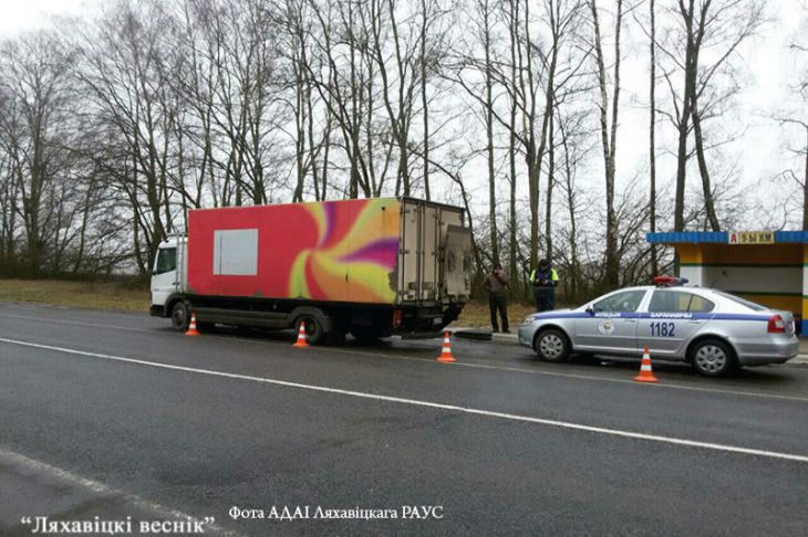 Под Ляховичами грузовик столкнулся с машиной ГАИ