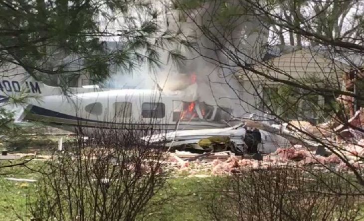 Двухмоторный самолет упал на жилой дом Двухмоторный самолет упал на жилой дом