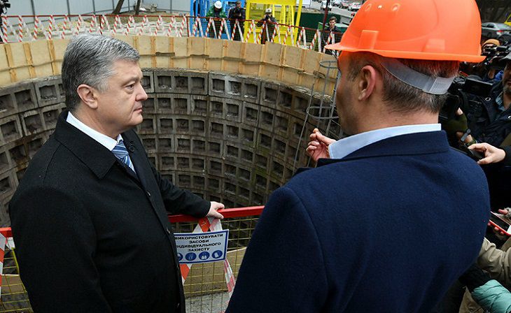 Порошенко обвинил Россию в замедлении развития киевского метро Порошенко обвинил Россию в замедлении развития киевского метро