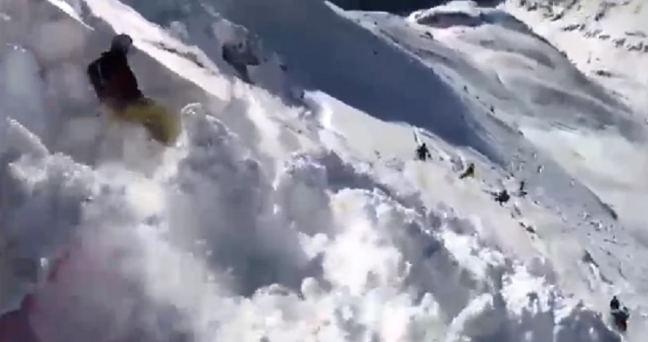 Группу горнолыжников в Альпах накрыла снежная лавина
