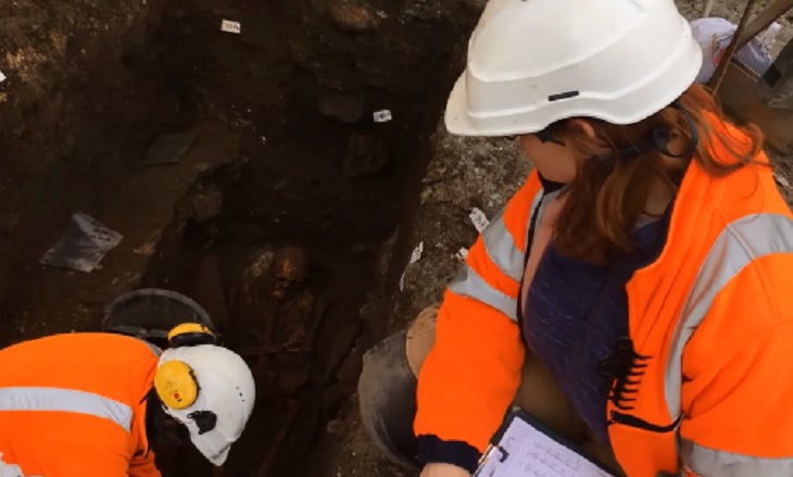Под автостоянкой нашли 1000-летний саркофаг Под автостоянкой нашли 1000-летний саркофаг