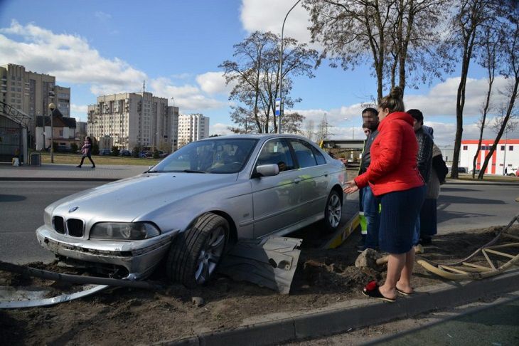 В Гродно пьяный бесправник снес ограждение и едва не протаранил авто милиции: опубликовано видео В Гродно пьяный бесправник снес ограждение и едва не протаранил авто милиции: опубликовано видео