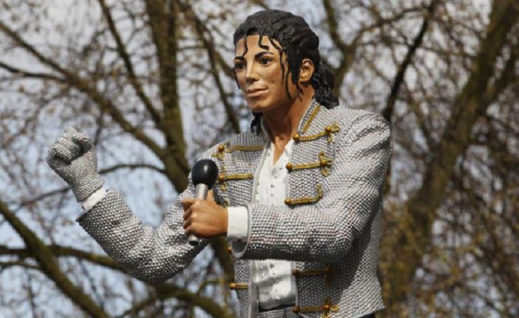 Статую Майкла Джексона снесли в Лондоне из-за скандального фильма