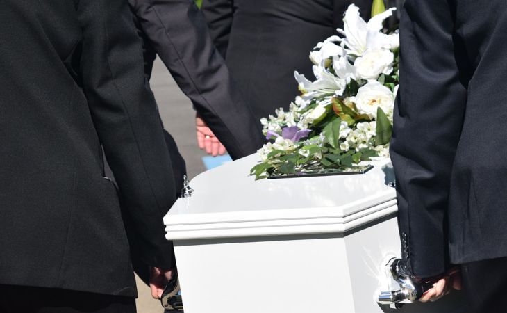Семья получила штраф за уход с похорон на 14 секунд позже положенного