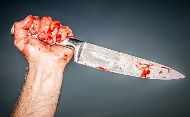 Четыре удара ножом в спину: жительница Барановичей чуть не убила мужа