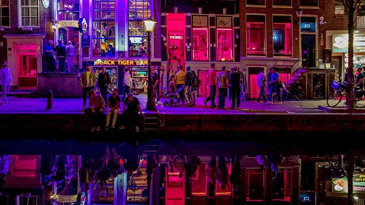 Власти Амстердама запретят экскурсии по «кварталу красных фонарей»