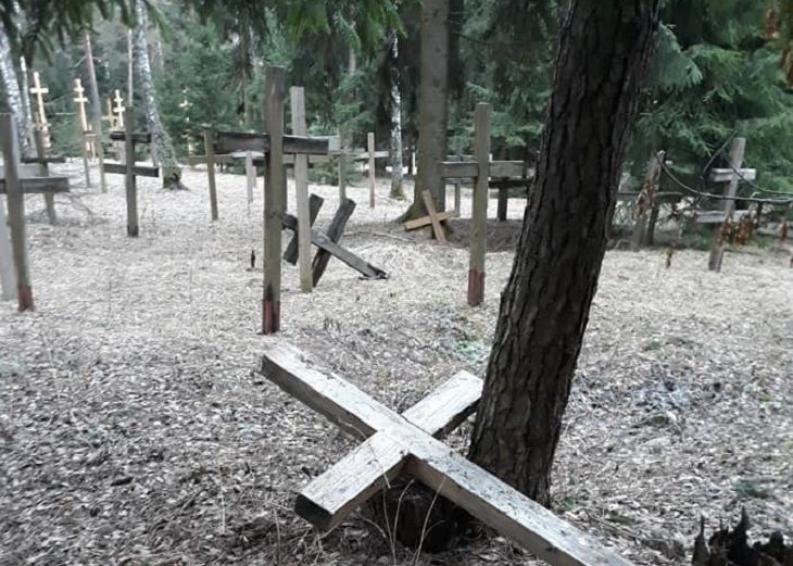 В Куропатах неизвестные повалили 14 крестов