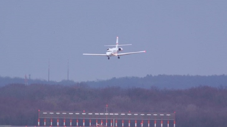 Сеть захватила иллюзия с тонущим в асфальте самолетом Сеть захватила иллюзия с тонущим в асфальте самолетом