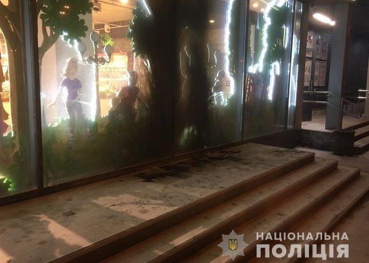 В Киеве в витрину магазина Порошенко бросили «коктейль Молотова» В Киеве в витрину магазина Порошенко бросили «коктейль Молотова»